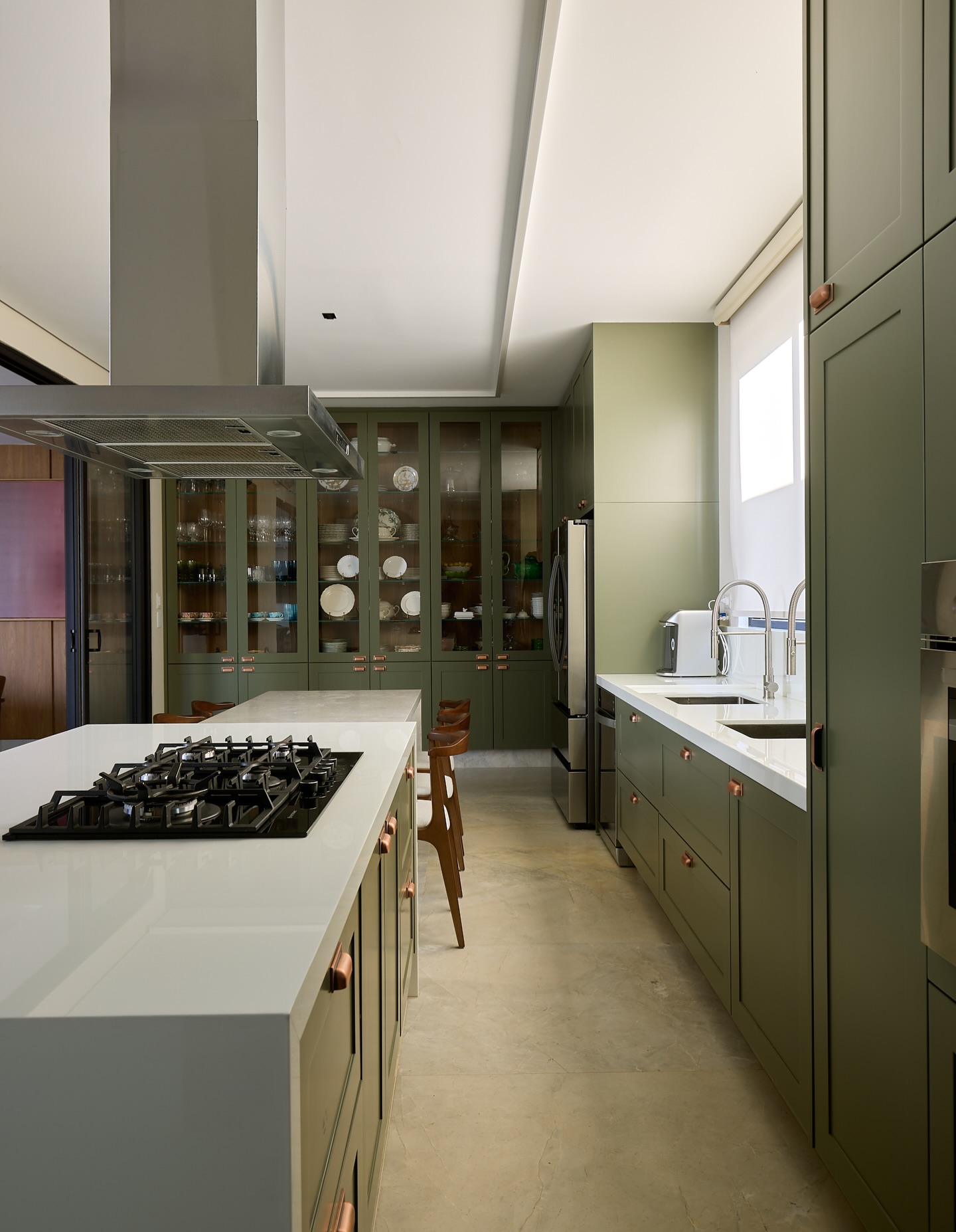 Cozinha com ilha clara e marcenaria verde