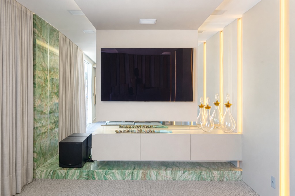 Painel de televisão com revestimento em pedra