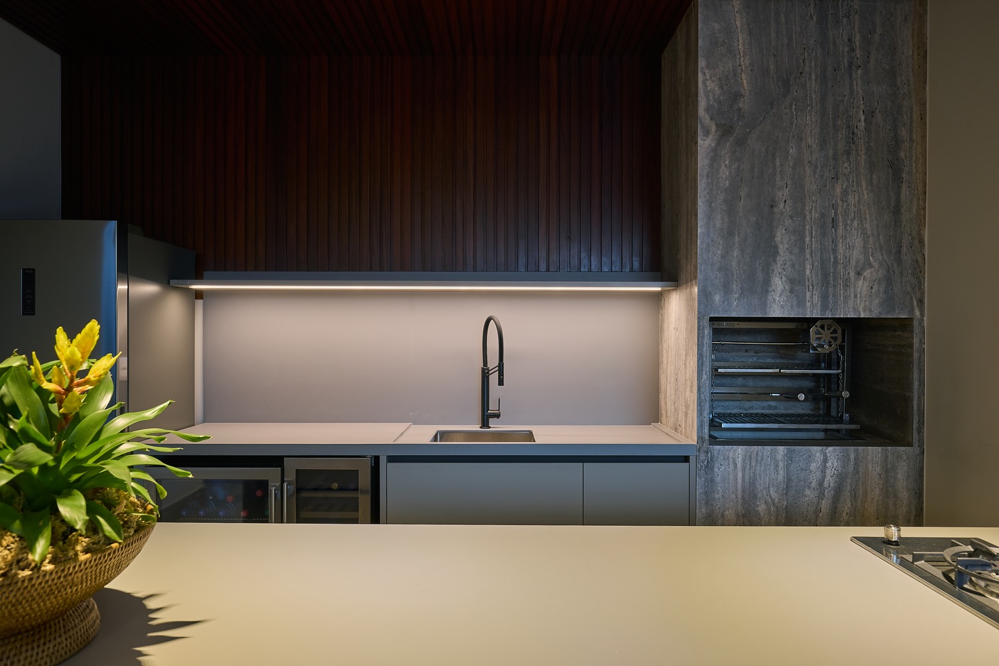 Cozinha contemporânea com ilha em pedra clara